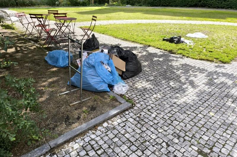 Odpadky v parku u divadla 