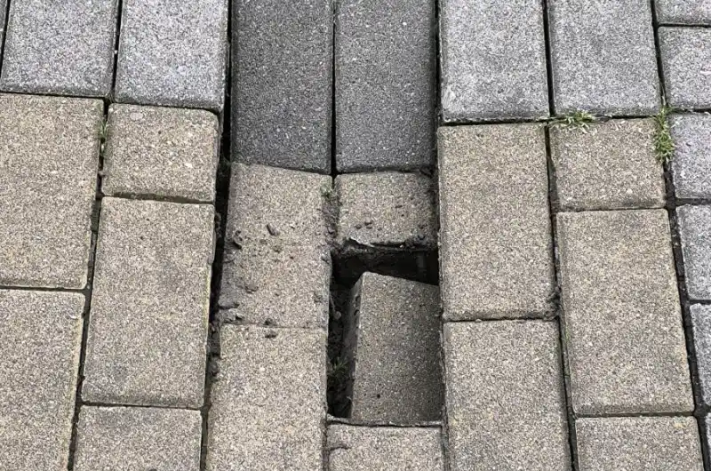 Propadlý chodník 