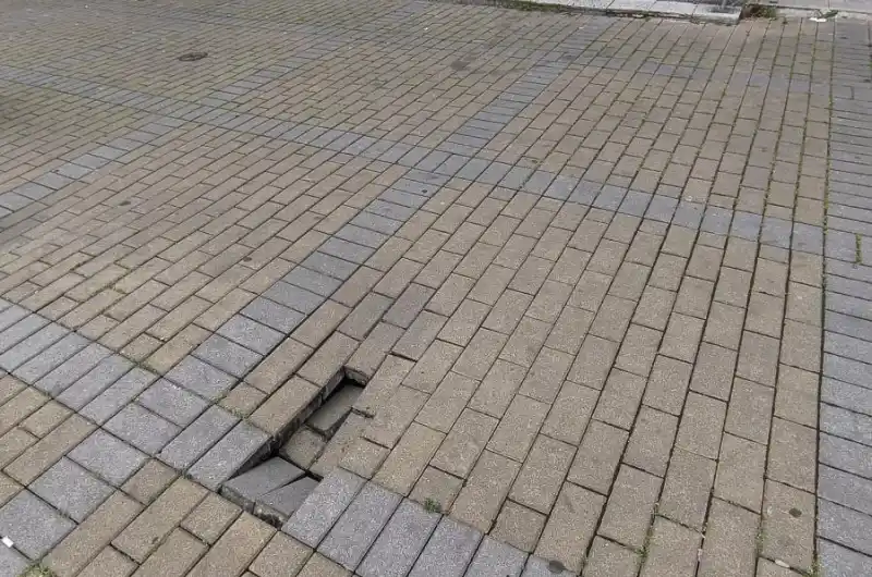Před prodejnou 