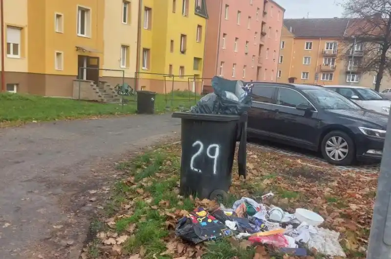 Vnitroblok K. Kučery, popelnice domu 1.máje 29