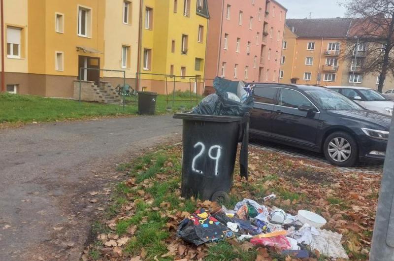 Vnitroblok K. Kučery, popelnice domu 1.máje 29