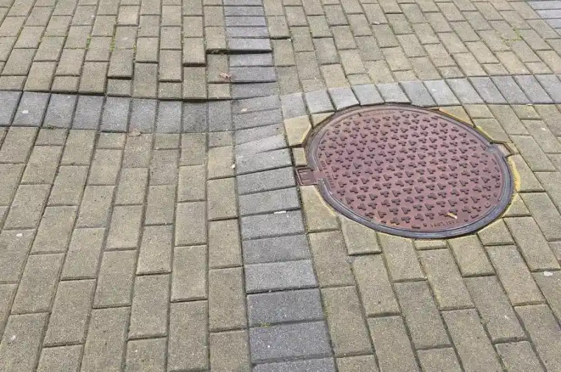 Propadlý chodník 
