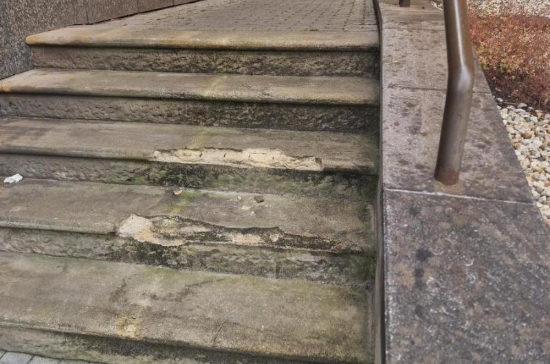 Poškozené schody