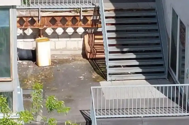 Nepořádek u schodiště 