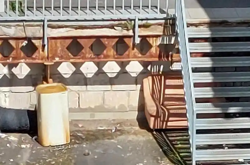 Nepořádek u schodiště 
