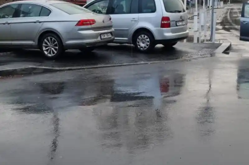 Vozidlo na chodniku