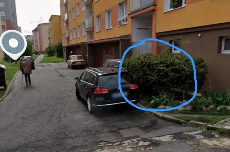 Keř zasahujicí do komunikace