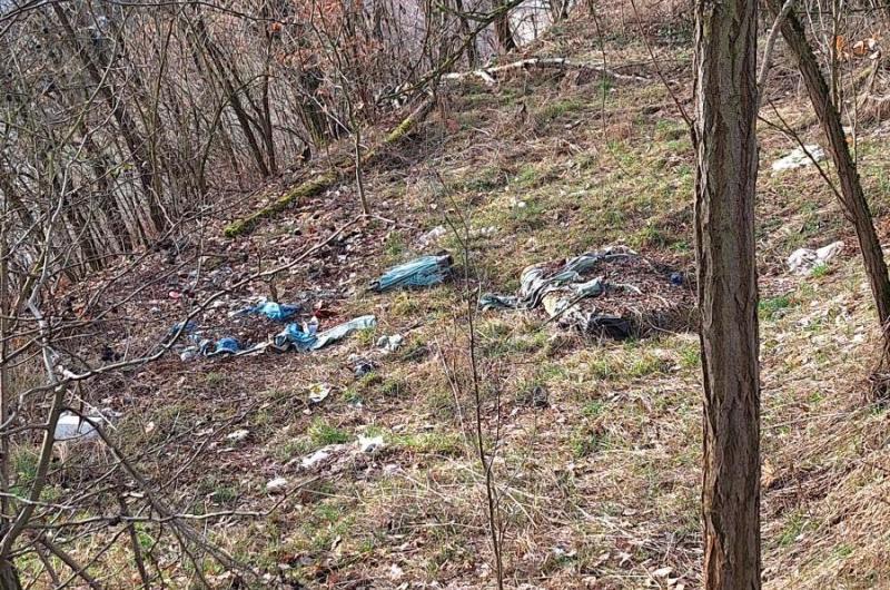 Remízek za dětským hřištěm u kolejí nad Táborskou