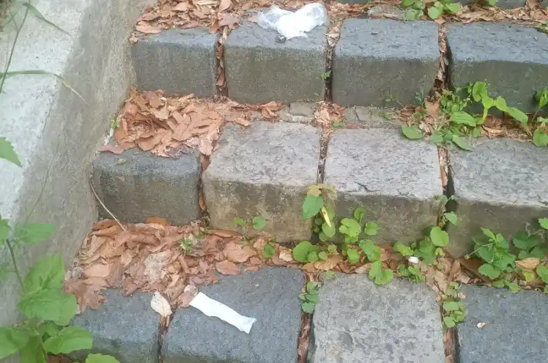 Dnes zrovna si tam nějaký narkoman užil svou chvilku. PČR zavolána. Samozřejmě bez efektu.