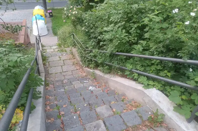 Schody slouží k trávení času různých pobudů což vede k hromadění nepořádku a smradu.