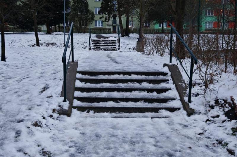 Od shora az dolů jeden velký led! Neudrzovane, neposypane schody a chodník. Katastrofa. 