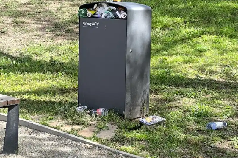Plný odpadkový koš 