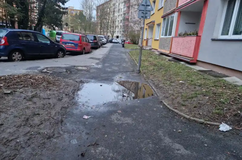Díra v chodníku 