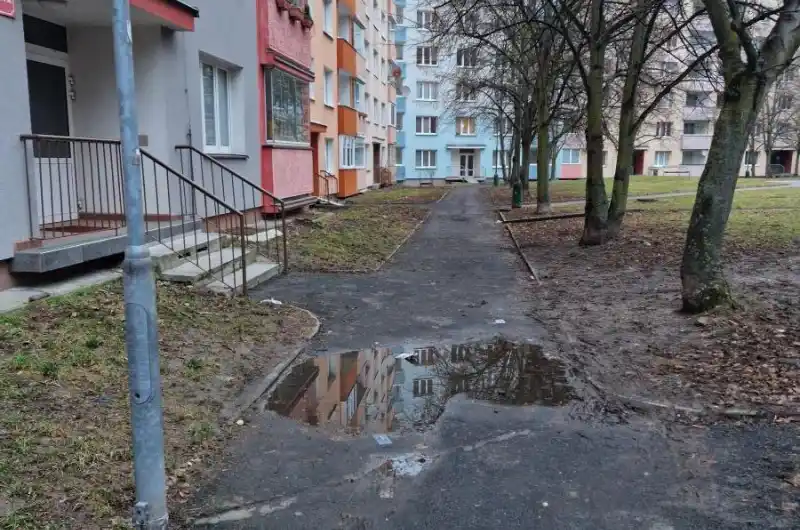 Díra v chodníku 