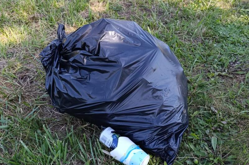 Zapomenutý pytel na zelené ploše 