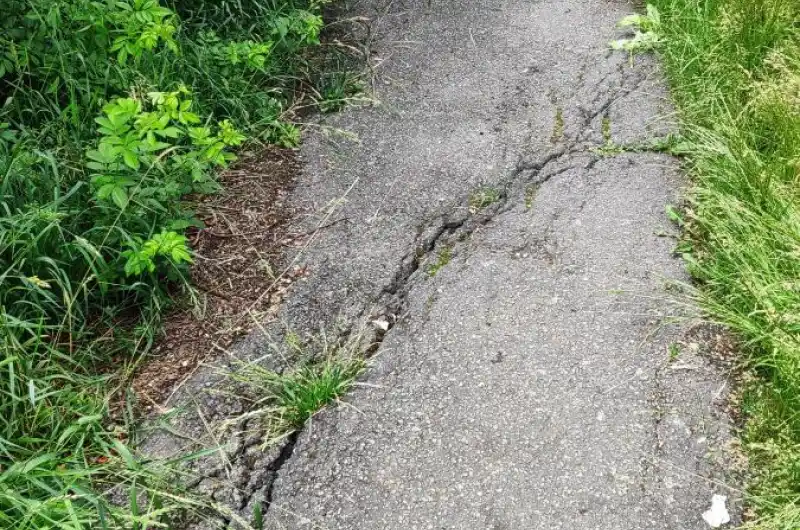 prolomení chodníku a velké praskliny  (od garáží u železniční tratě ul. Majakovského směrem sídliště Čankovská)
