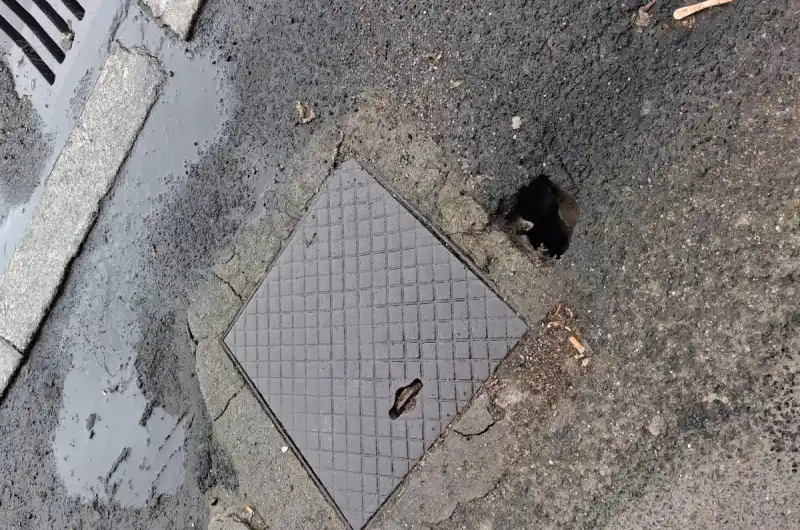 Propadlý chodník.