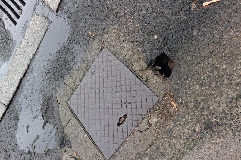 Propadlý chodník.