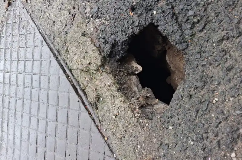 Možný úraz. Přímo před domem. Velikost 15 na 15 centimetrů 