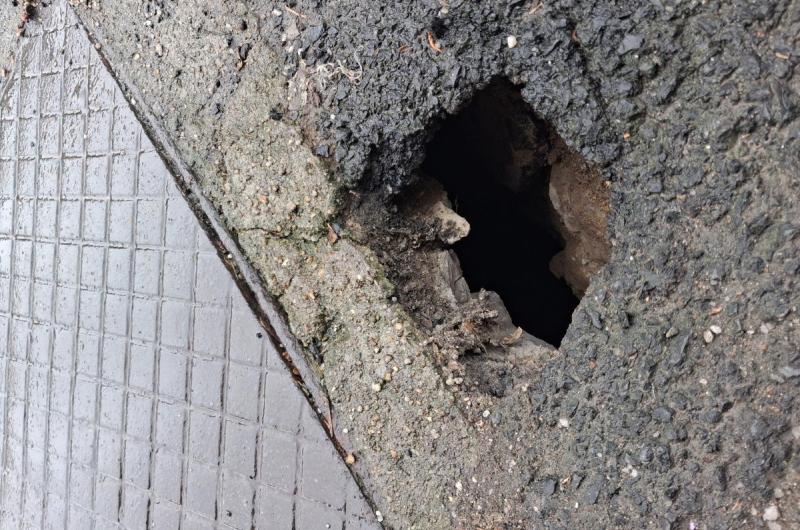 Možný úraz. Přímo před domem. Velikost 15 na 15 centimetrů 