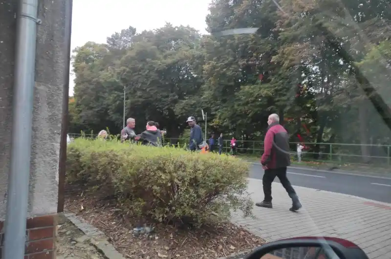 obklíčení mého vozu a následné odtahování agresivnějších členů skupiny těmi méně opilými