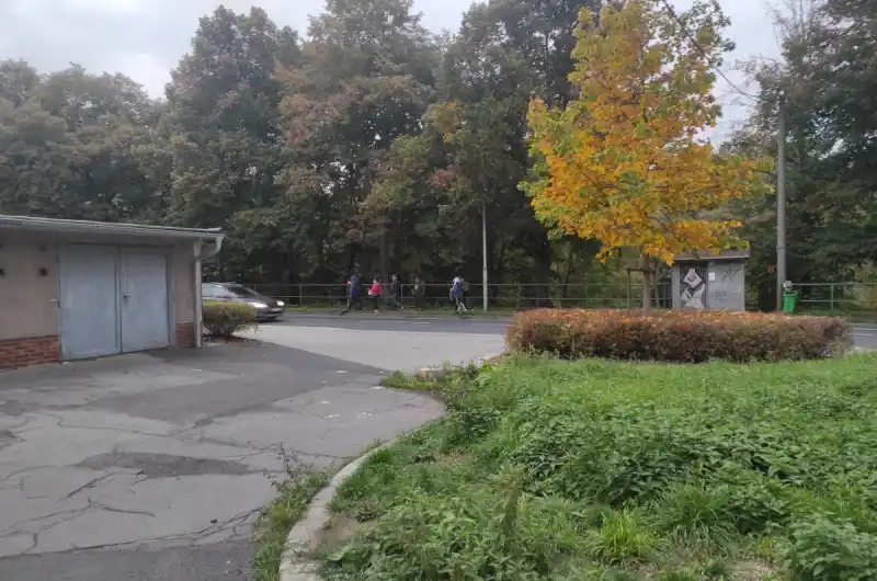 odcházení podnapilé skupiny