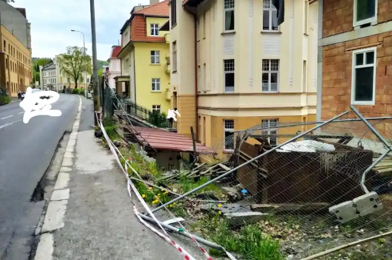 zde můžete spadnout, ohraněné pouze páskou