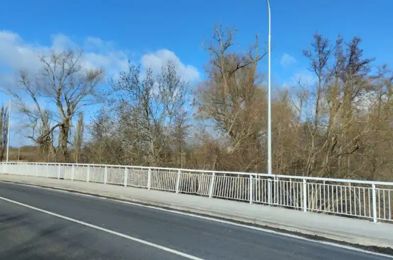 poškozené zábradlí po havárii