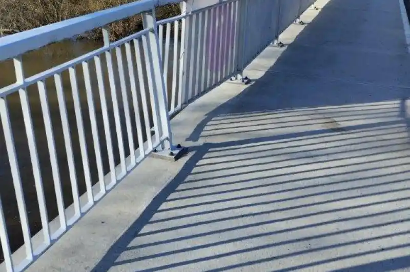 poškozené zábradlí po havárii