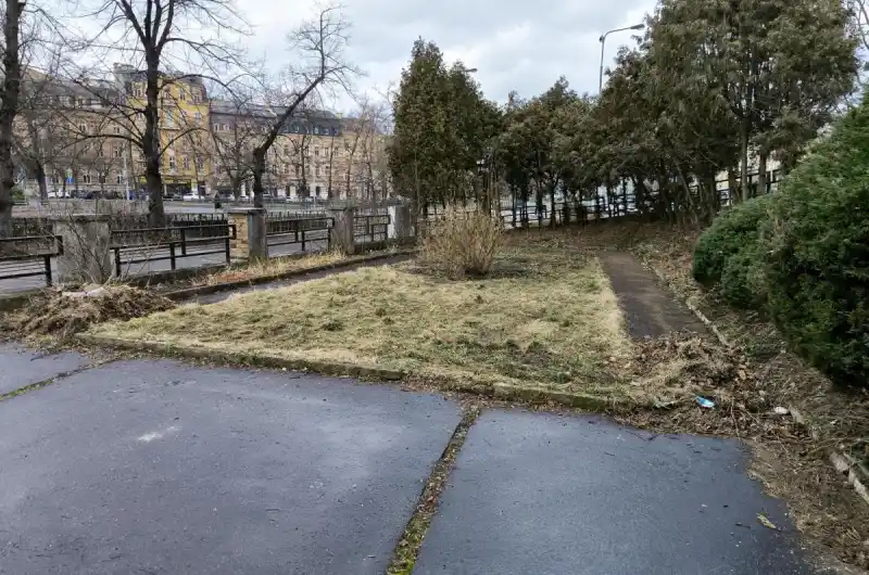 Parčík před školou a hromádky na odvoz II
