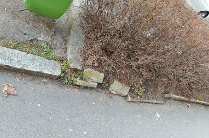 rozpadlé obrubníky Sadová ulice