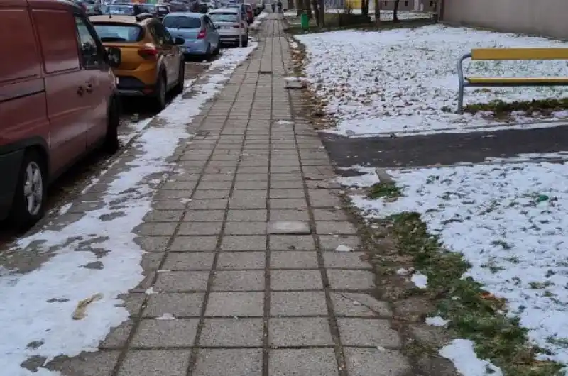 1. Katastrofalní stav chodníku v ulici Konečná 