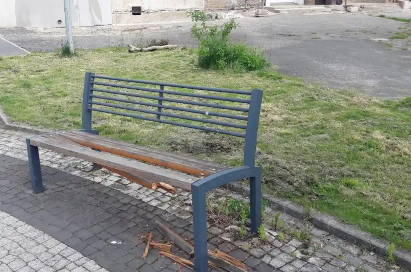 poškozená lavička