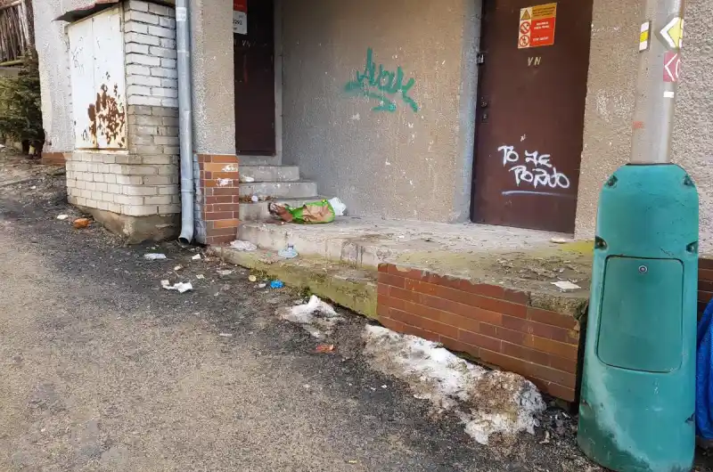 odpadky u trafostanice