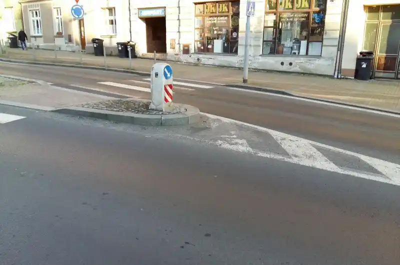 Problémem jsou ostrůvky u kruhových objezdů. Řidiče na nich vítají vrstvy špíny.