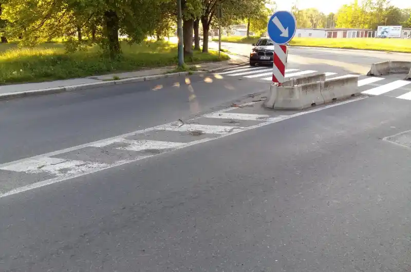 Ulice Západní. Všude to samé, odbytý úklid a špína