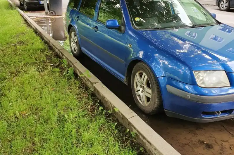 auto parkující ve vodě