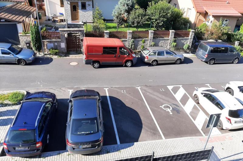 Na první fotografii jde jasně vidět, že díky zaparkovaným vozům na pozemní komunikaci, nelze častokrát vůbec vyjet/zajet, po případě je to velmi ztížené.