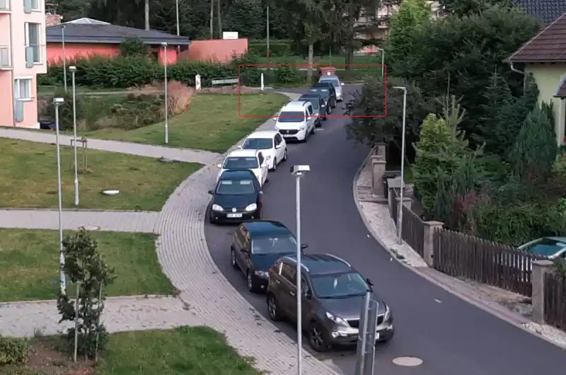 Na druhé fotografii dokládám stav silnice v odpoledních hodinách, kdy při příjezdu záchranného integrovaného systému není možné ulicí projíždět, pokud by se např. sanitka musela zastavit před konkrétním domem. (UŽ SE TAK STALO).  Nemluvě o tom, že zaparkovaná vozidla podélně nerespektují ani vzdálenost, která se nesmí ze zákona využít ani k zastavení, a tím činí křižovatku nebezpečnou pro přijíždějící auta do křižovatky.    