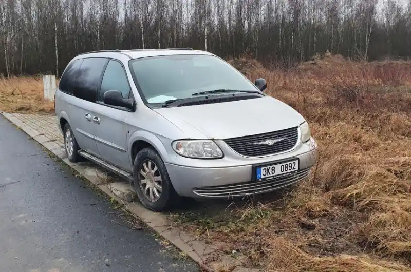 přední pohled na odstavené vozidlo