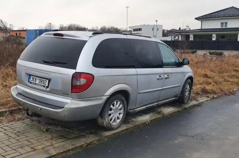 pohled ze zadu na vozidlo