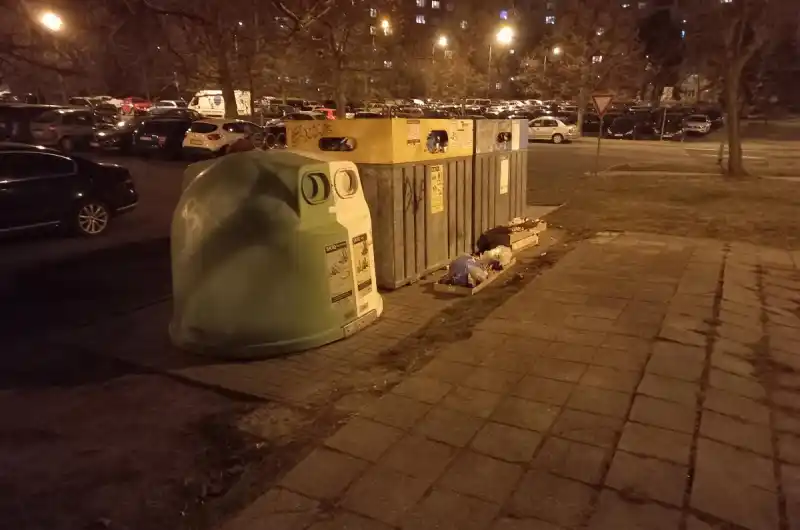 stanoviště nádob