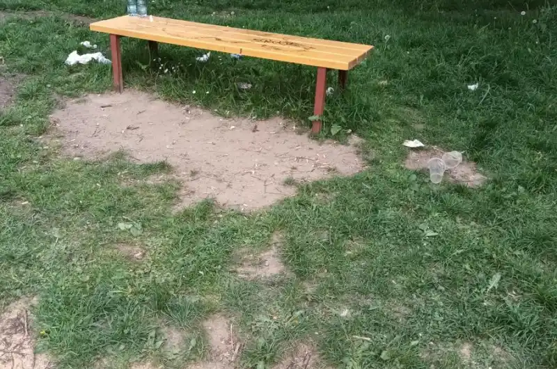 Kolem laviček je nepořádek neustále.