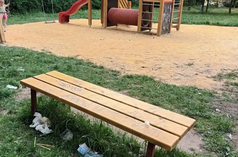 Nepořádek okolo laviček.