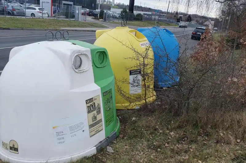Křoví u popelnic 
