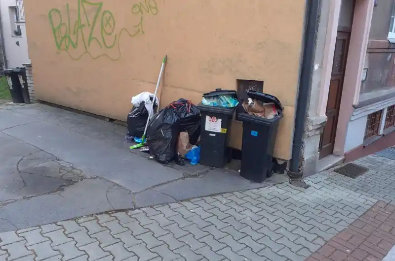 Odpadky v ulici Pod Tvrzí