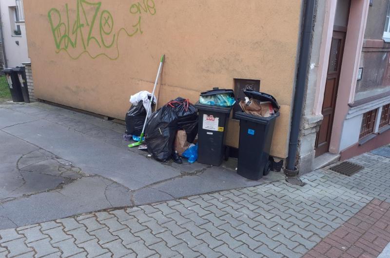 Odpadky v ulici Pod Tvrzí