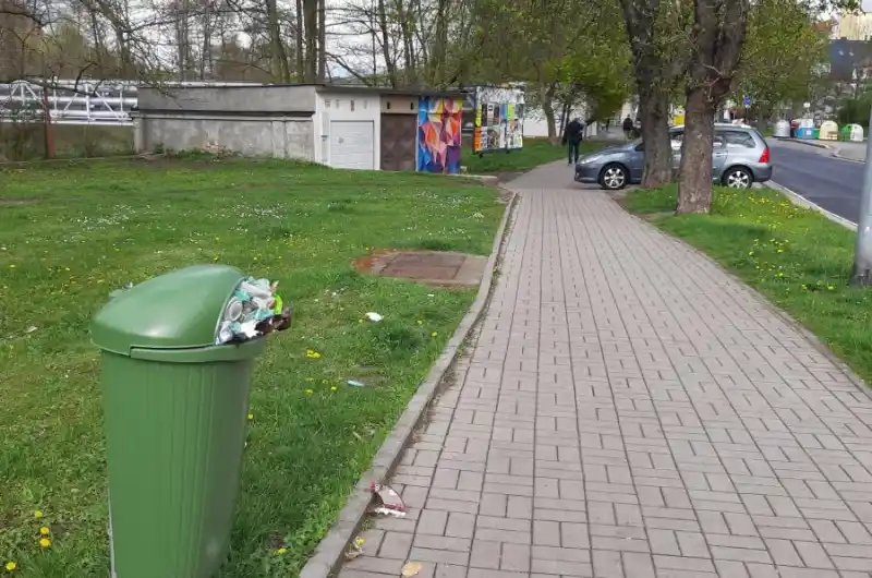 jediný koš za Lidlem - směr Drahovice