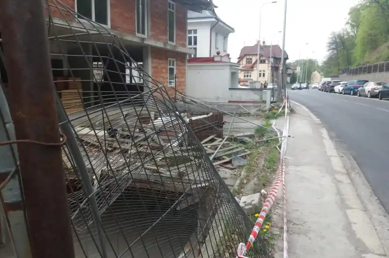 pohled z chodníku 