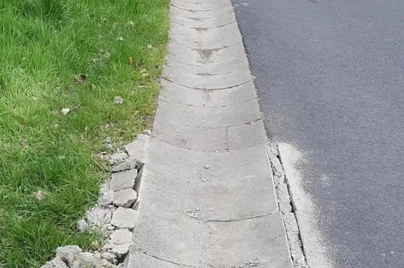 Betonové tvarovky před domem K Přehradě 338/37.